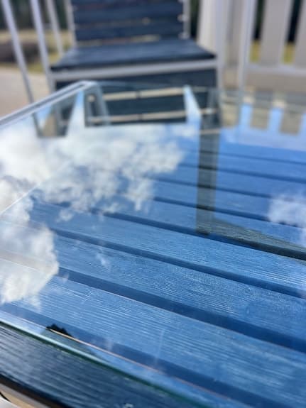 Utemöbelset soffa fåtöljer bord metall trä glas skiva blå vit