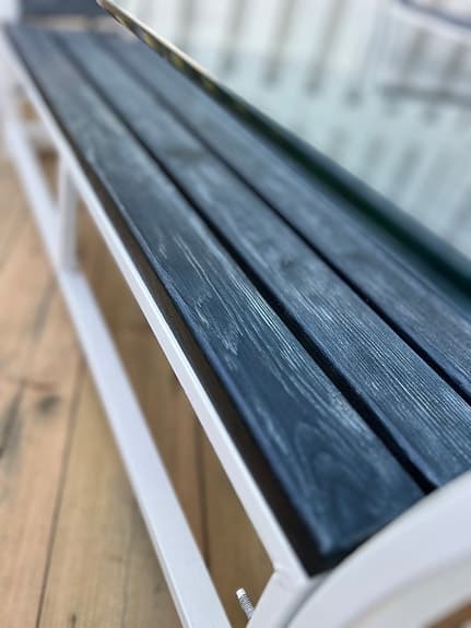 Utemöbelset soffa fåtöljer bord metall trä glas skiva blå vit