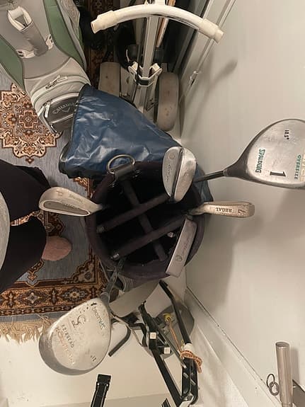 Golfbag med 5 stycken klubbor och vagn dam höger
