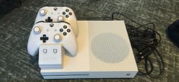 Microsoft Xbox One S spelkonsol vit med två handkontroller