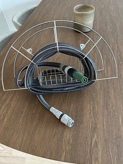 Trädgårdsslang med väggfäste och munstycke