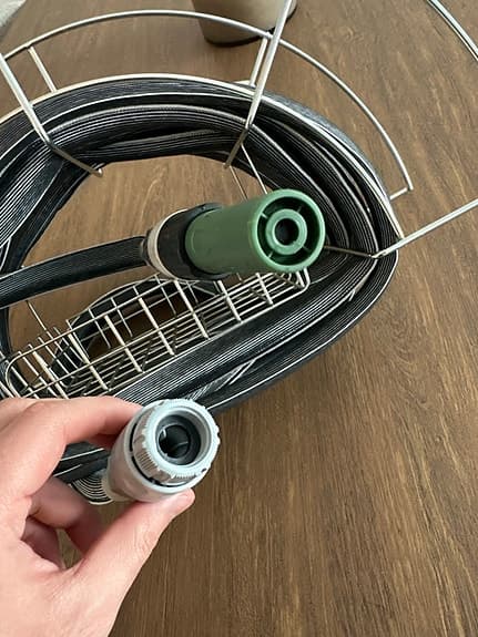 Trädgårdsslang med väggfäste och munstycke