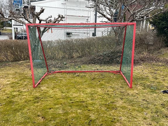 Fotbollsmål röd metallram.