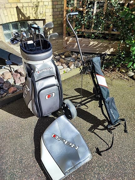 Golfset: järn 4-9 + P + 3 hybrid + bag + vagn + pinbag.