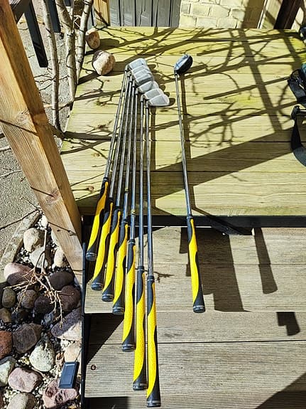 Golfset: järn 4-9 + P + 3 hybrid + bag + vagn + pinbag.