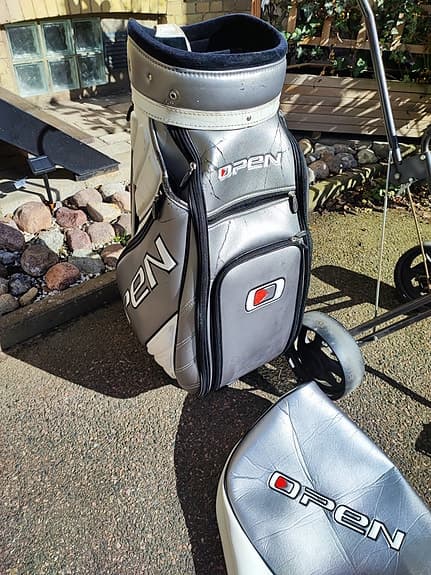Golfset: järn 4-9 + P + 3 hybrid + bag + vagn + pinbag.