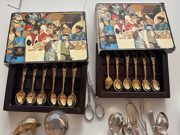 Belagt med 24k guld, samt skedar i nysilver