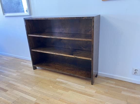 Låg bokhylla i bonad björk, Art deco