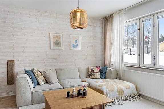 Ljusbeige soffa av Bouclé från Ellos