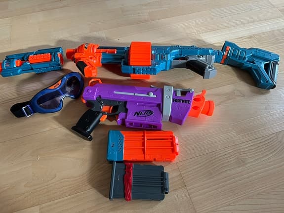 Nerf leksaksvapen och skyddsglasögon