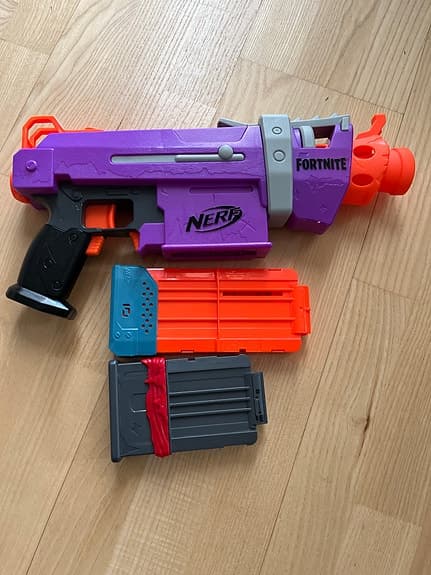 Nerf leksaksvapen och skyddsglasögon