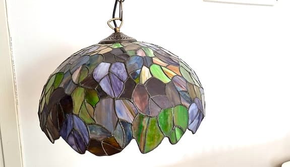Tiffany lampa i vackert glas – stämningsfull och tidlös