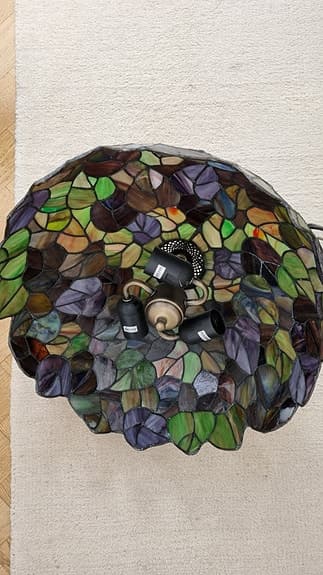 Tiffany lampa i vackert glas – stämningsfull och tidlös