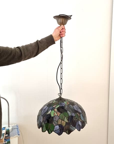 Tiffany lampa i vackert glas – stämningsfull och tidlös