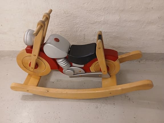 Alfons Åberg gunghäst motorcykel i trä