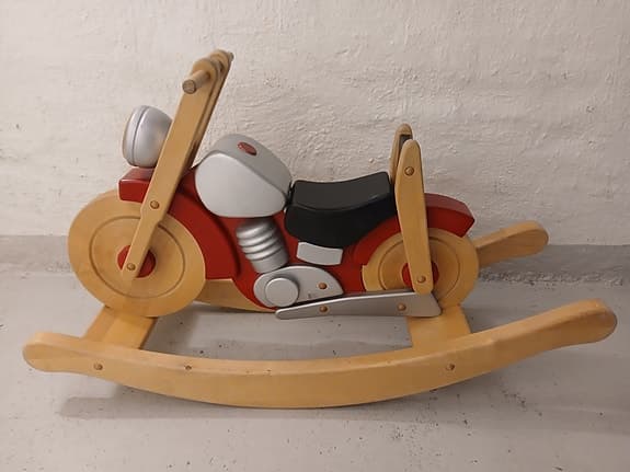 Alfons Åberg gunghäst motorcykel i trä