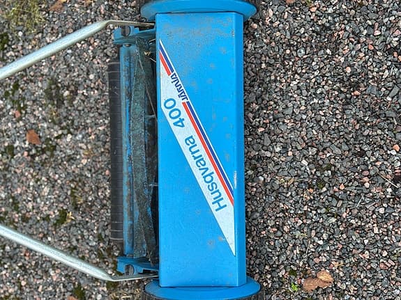 Husqvarna 400 handdriven gräsklippare blå