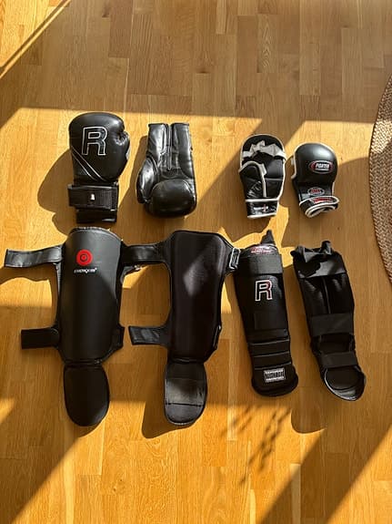 Boxnings-  Thaiboxning och kampsportsutrustning. Benskydd, handskar.