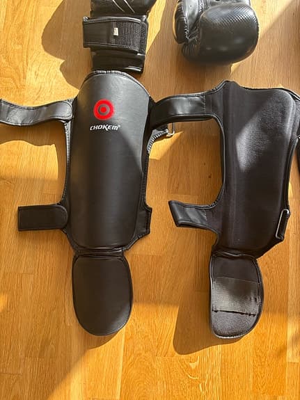 Boxnings-  Thaiboxning och kampsportsutrustning. Benskydd, handskar.