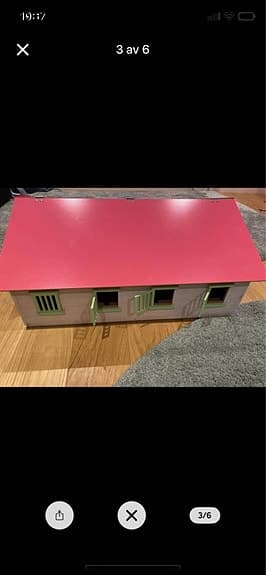 Häststall Rosa Kids Globe Leksaksstall med 7 st hästboxar, skala 1:24