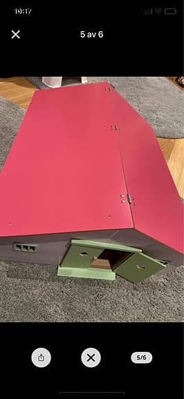 Häststall Rosa Kids Globe Leksaksstall med 7 st hästboxar, skala 1:24