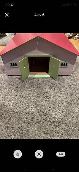 Häststall Rosa Kids Globe Leksaksstall med 7 st hästboxar, skala 1:24