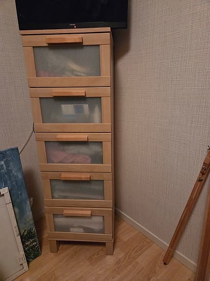 Byrå med 5 lådor ljus trä och frostat glas