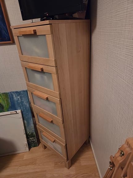Byrå med 5 lådor ljus trä och frostat glas