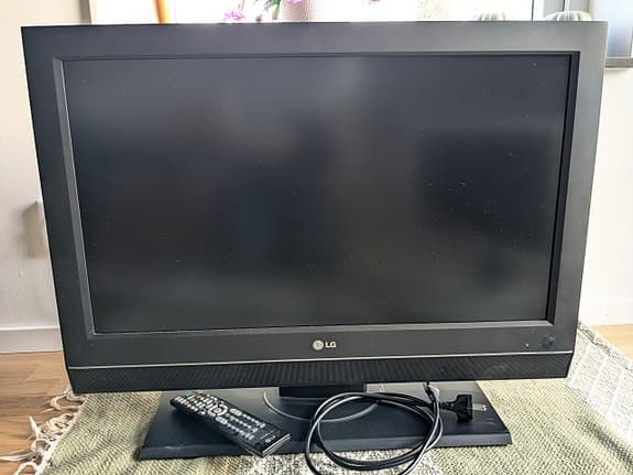 32" TV  med fjärrkontroll och stömkabel