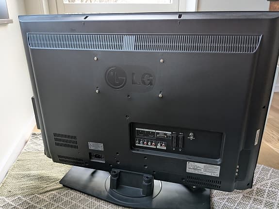 32" TV  med fjärrkontroll och stömkabel