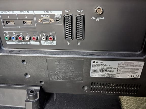 32" TV  med fjärrkontroll och stömkabel