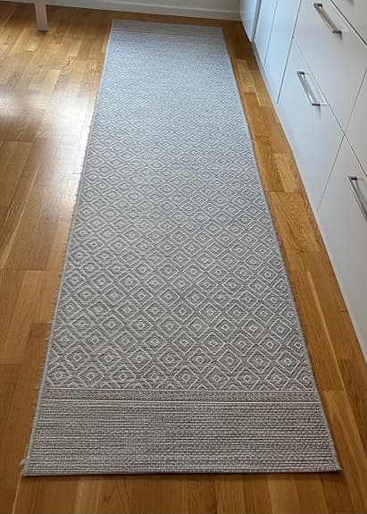Säljes snabbt! Matta i stilren design – mycket fint skick