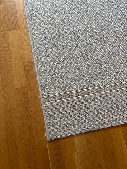 Säljes snabbt! Matta i stilren design – mycket fint skick