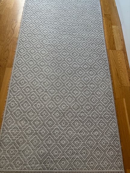 Säljes snabbt! Matta i stilren design – mycket fint skick