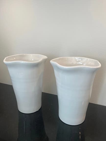 Två stycken fina höga krukor/vaser