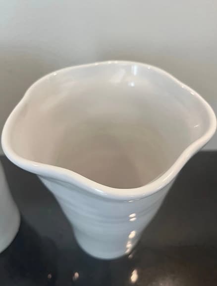 Två stycken fina höga krukor/vaser