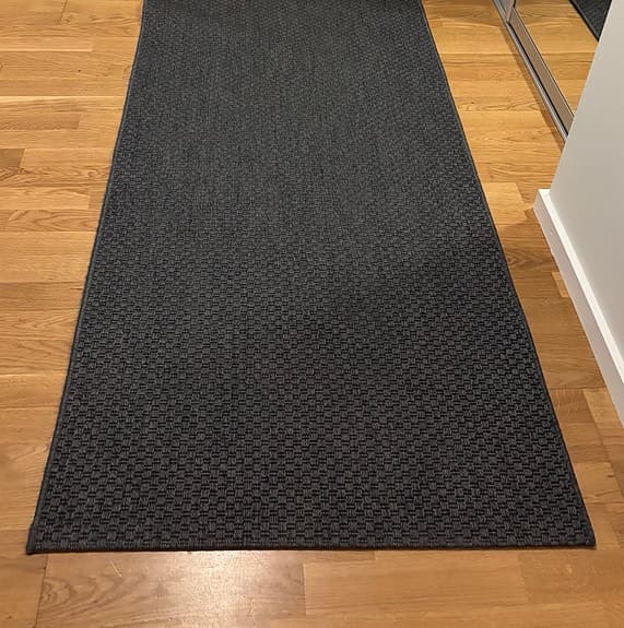 Säljes snabbt! Grå gångmatta ca 196 x 78 cm – slitstark och stilren