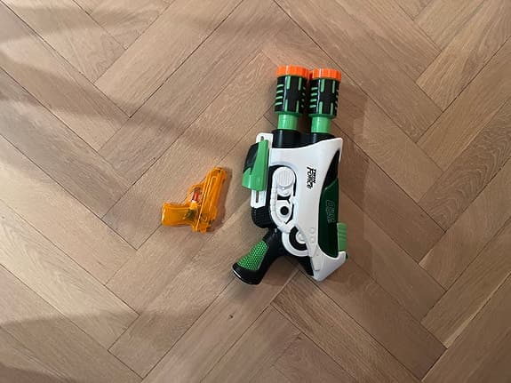 Ultra spöash twin force vattenpistol och orange vattenpostol