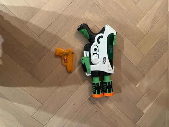Ultra spöash twin force vattenpistol och orange vattenpostol