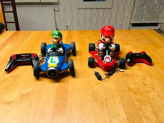 Mario Kart radiostyrda bilar Mario och Luigi (Carrera)