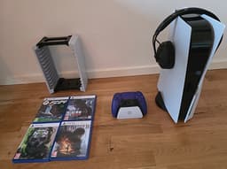 PS5 med 4 spel, headset, ställ och extra kontroll