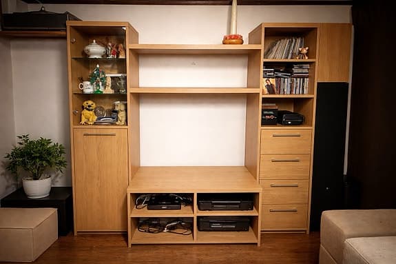 Bokhylla Ek  med vitrinskåp TV-bänk liten lagom pjäs.