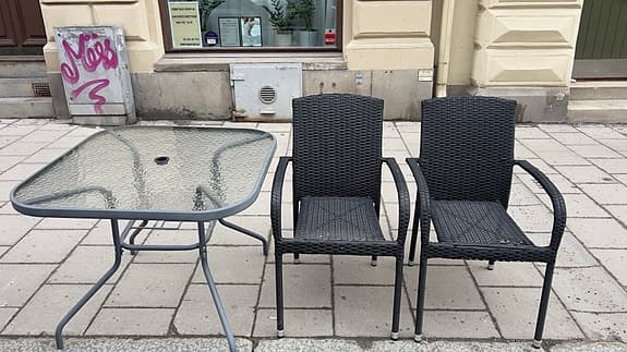 Trädgårdsgrupp bord och stolar glas och konstrotting svart