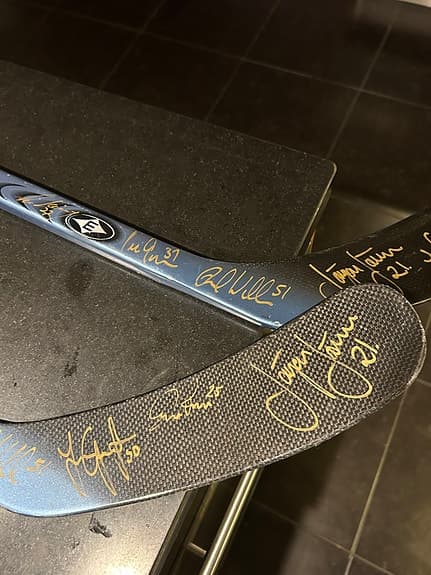 Två stycken Färjestad BK signerade klubbor