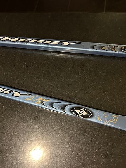 Två stycken Färjestad BK signerade klubbor