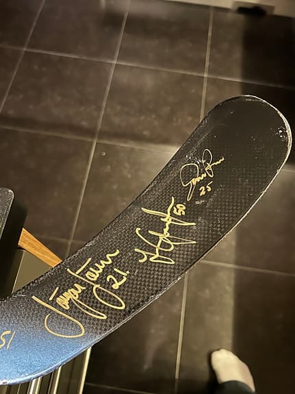 Två stycken Färjestad BK signerade klubbor