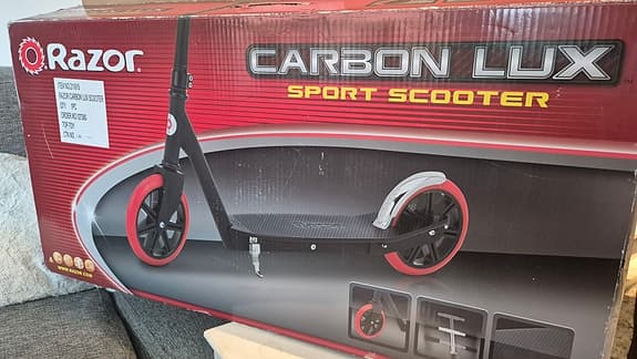 Helt ny sparkcykel svart/röd