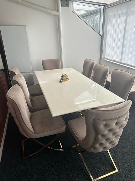 Stilren & Modern matgrupp med 8 stolar