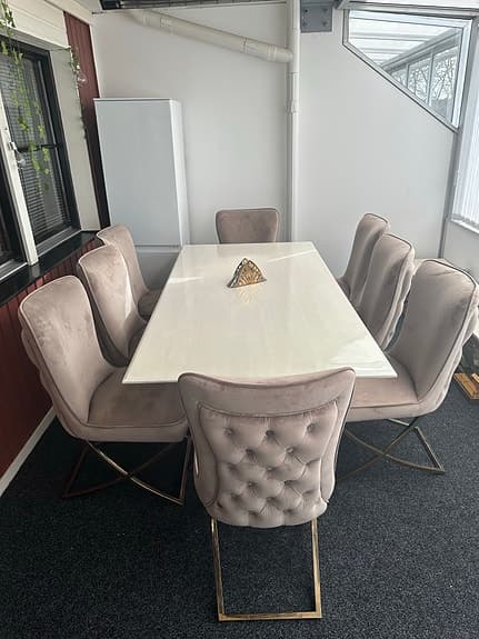 Stilren & Modern matgrupp med 8 stolar