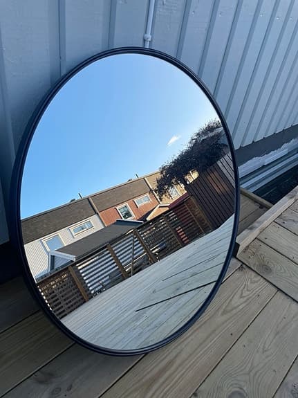 Stilren rund spegel